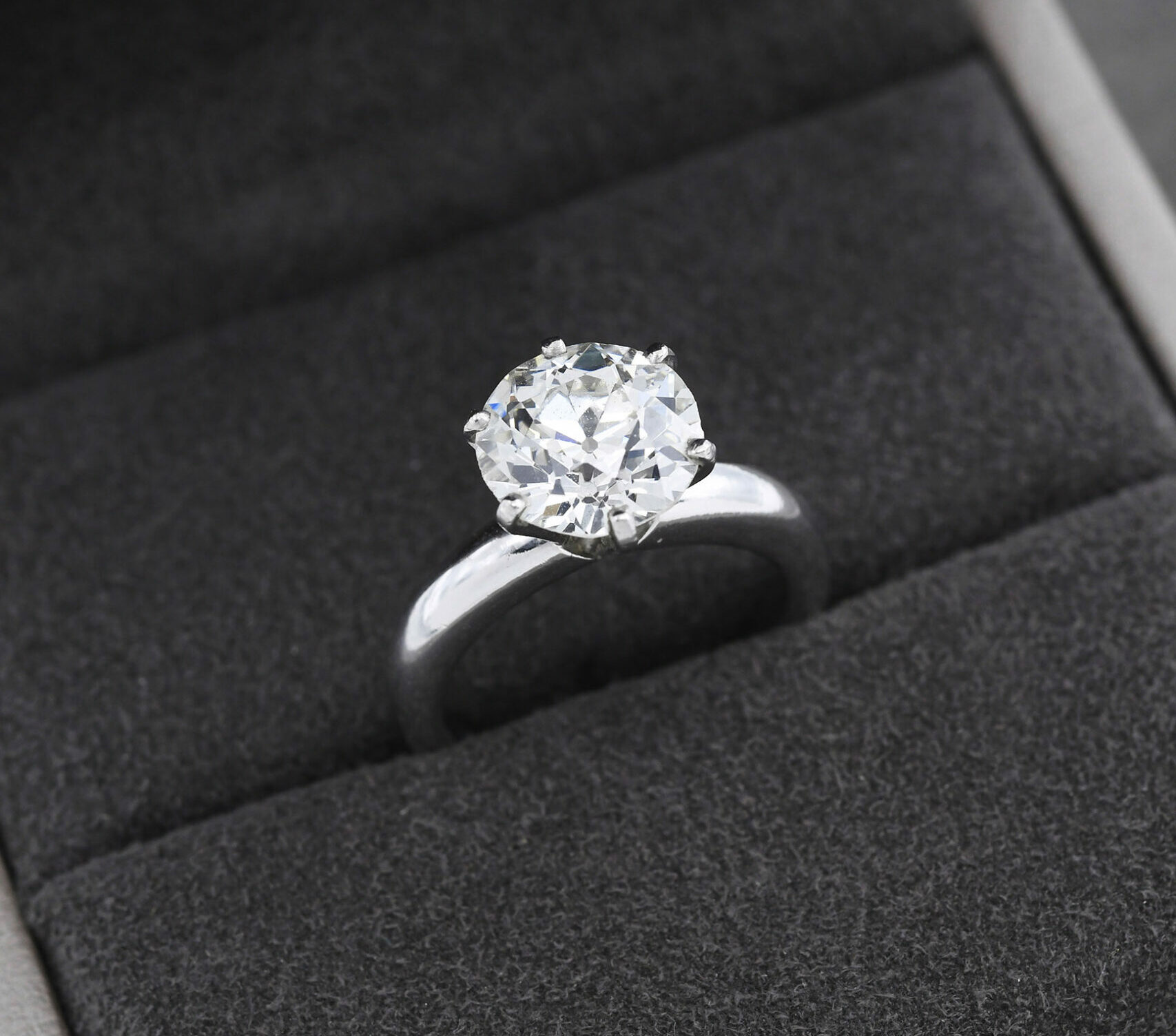 Solitaire en or gris 18k 750 millièmes et diamant taille ancienne de 3,21 carats en serti six griffes.