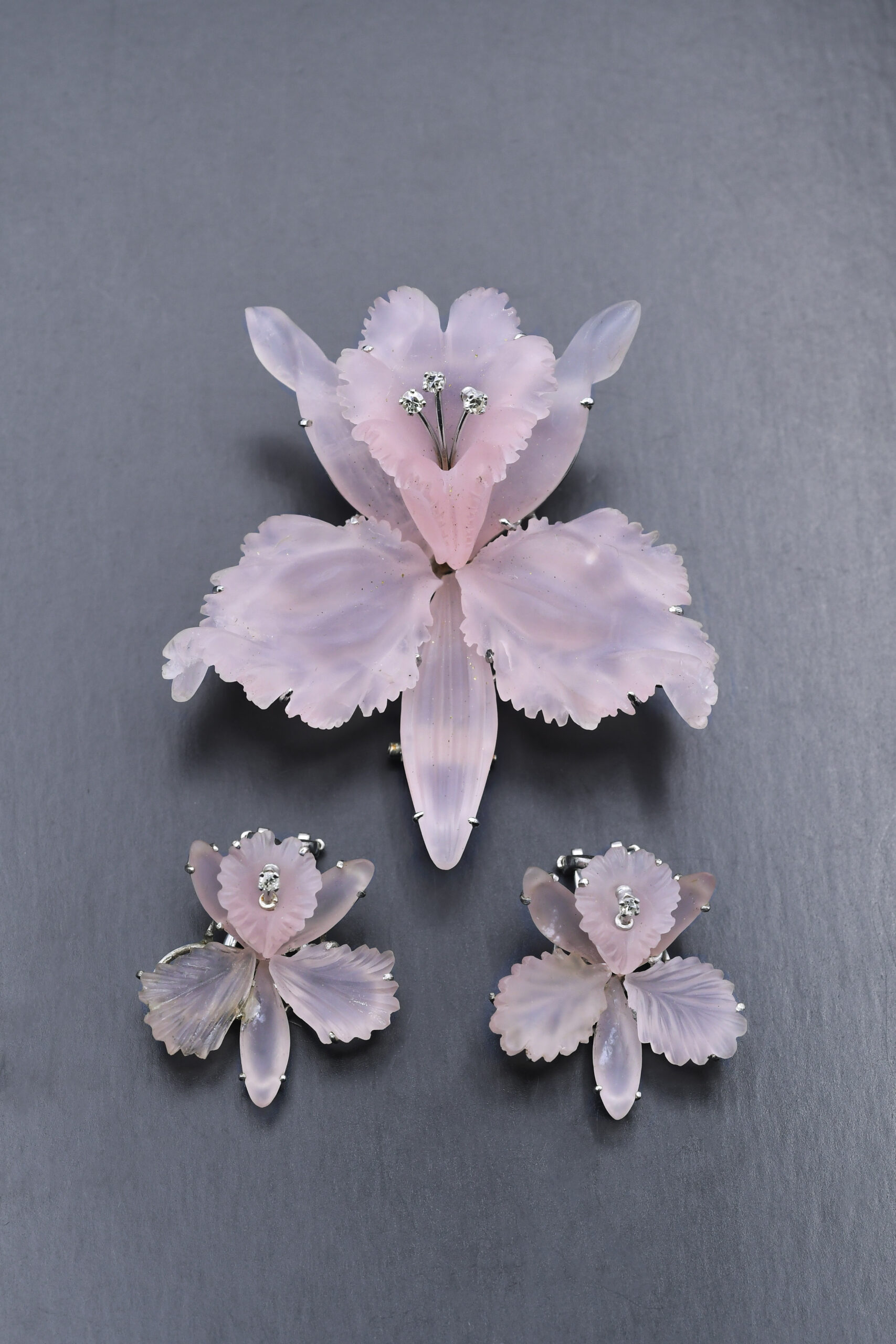 photo de Demi parure en or gris et pierres roses, comprenant une broche et clips d’oreilles