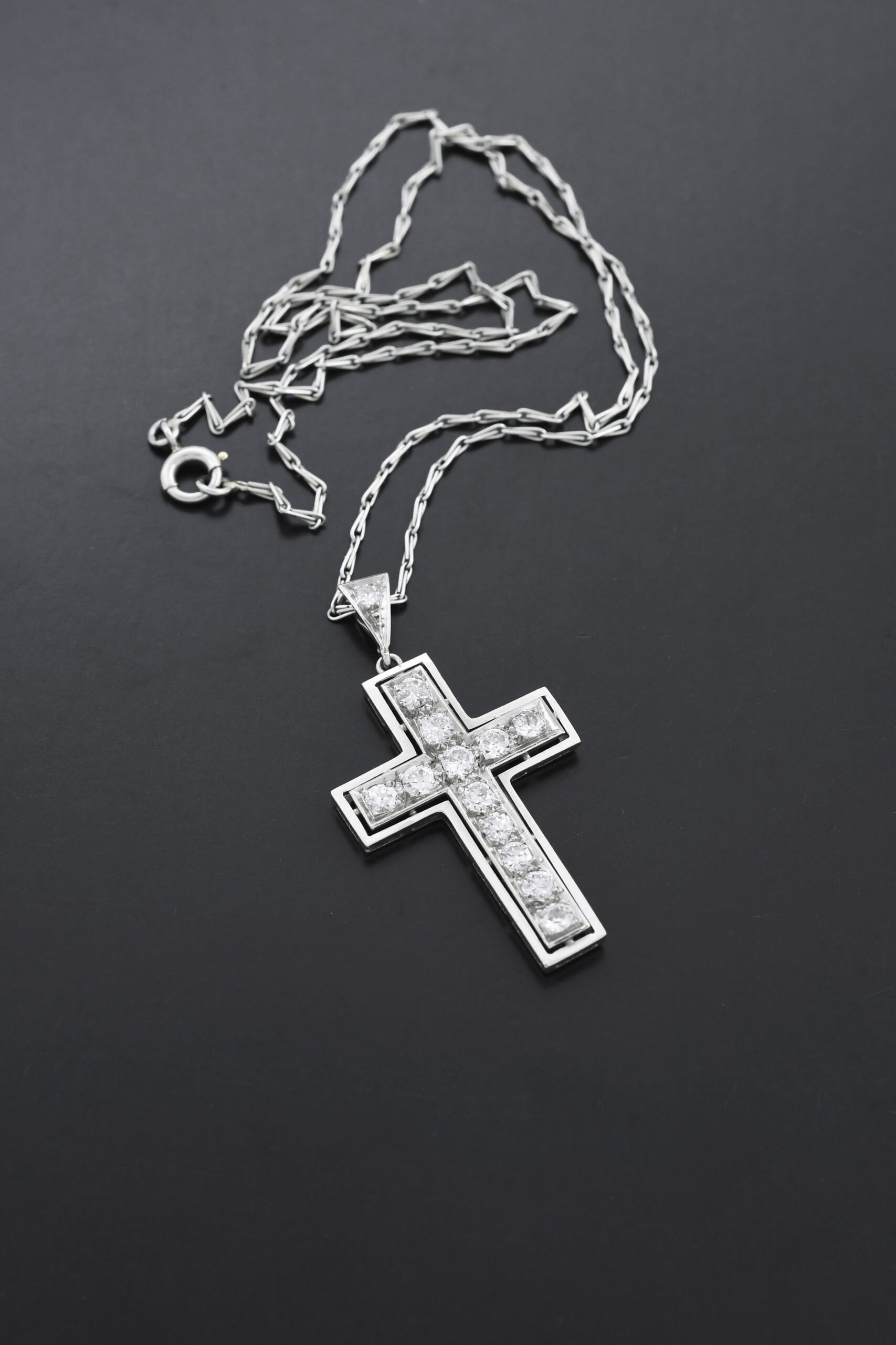 photo de Chaine et croix en platine ornées de diamants