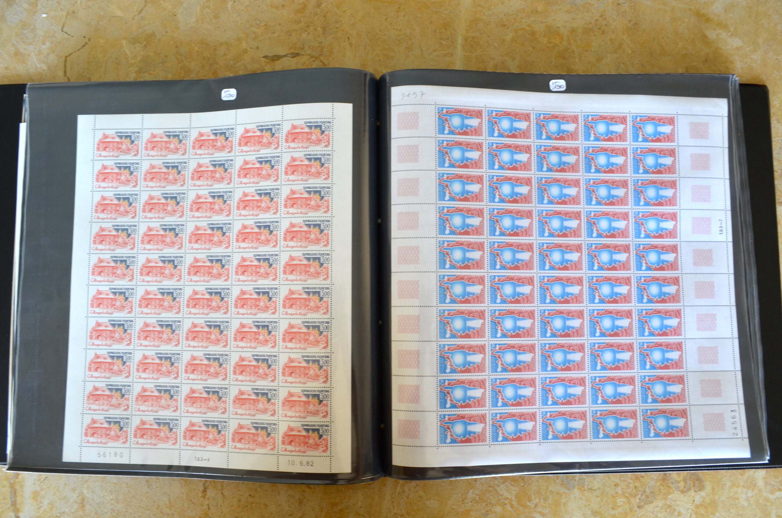 photo de 20/04/23 - Album de planches de timbres