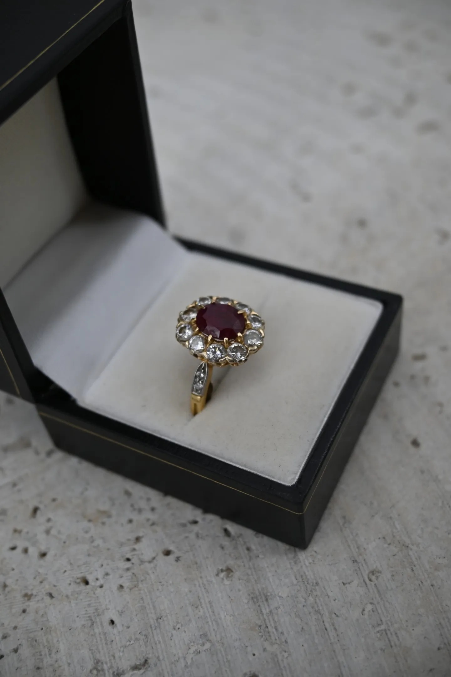 photo de 10/07/24 - Bague pompadour en or jaune