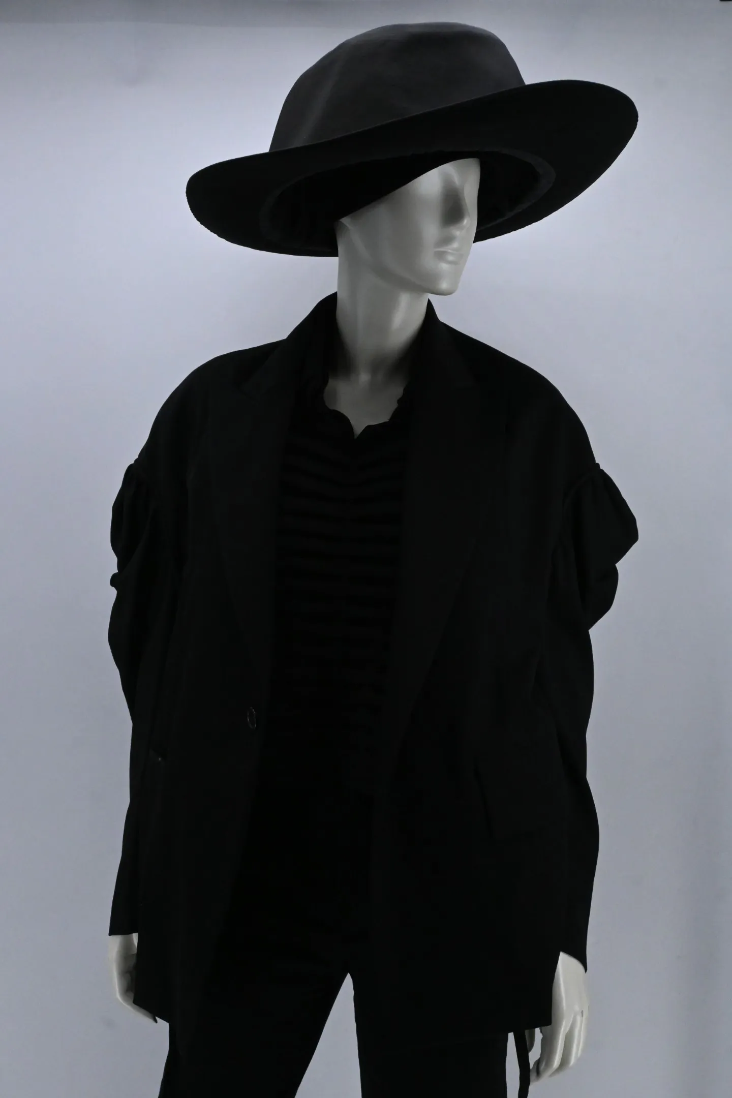 photo de Ensemble avec chapeau Yohji YAMAMOTO - 12/02/2025