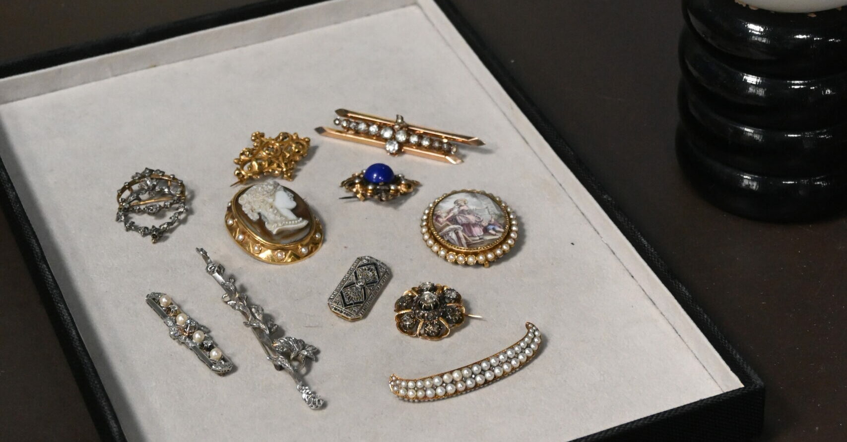 Image à la une de BIJOUX ANCIENS & JOAILLERIE MODERNE