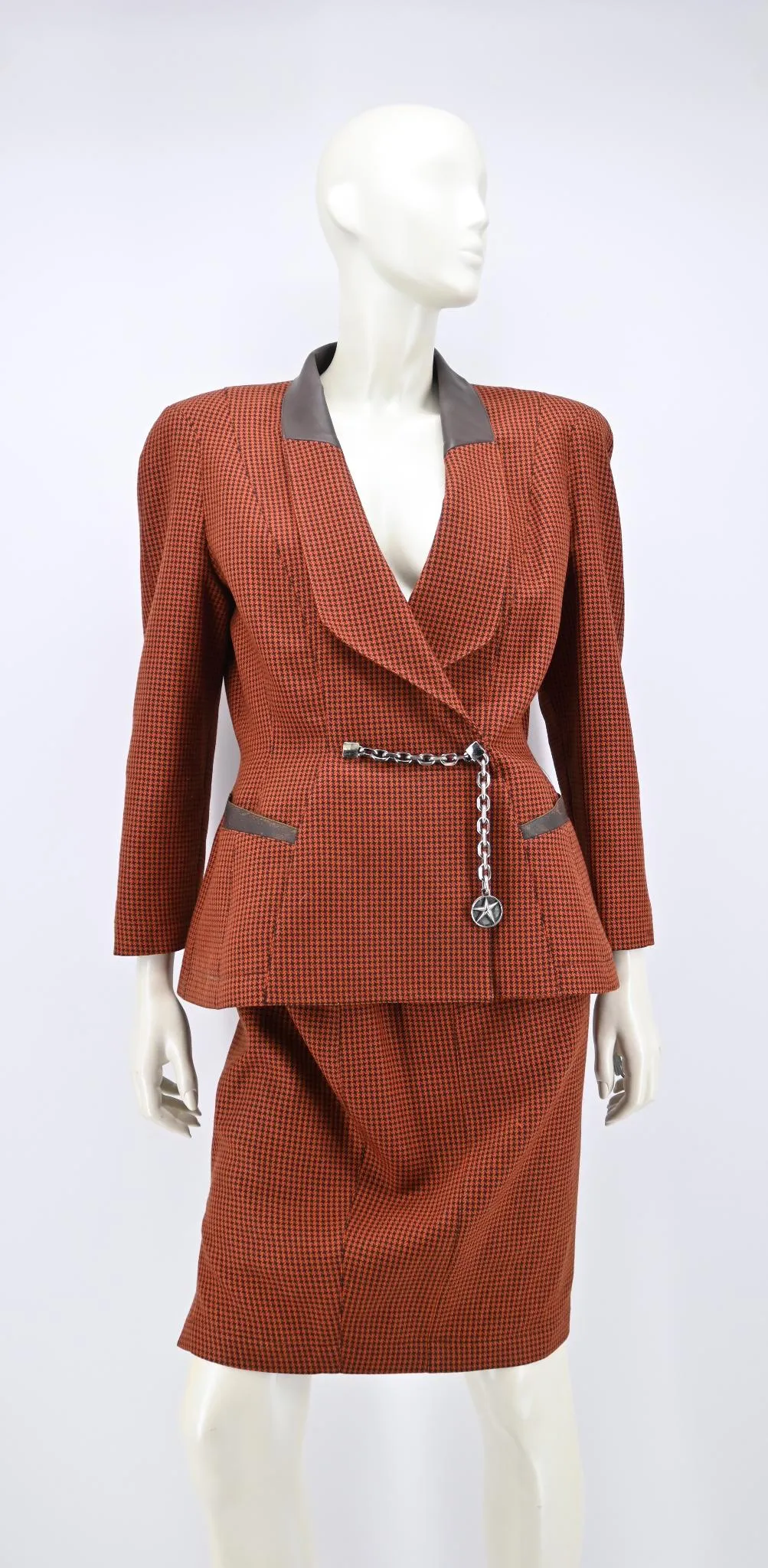 photo de Tailleur en laine - 27/05/2026