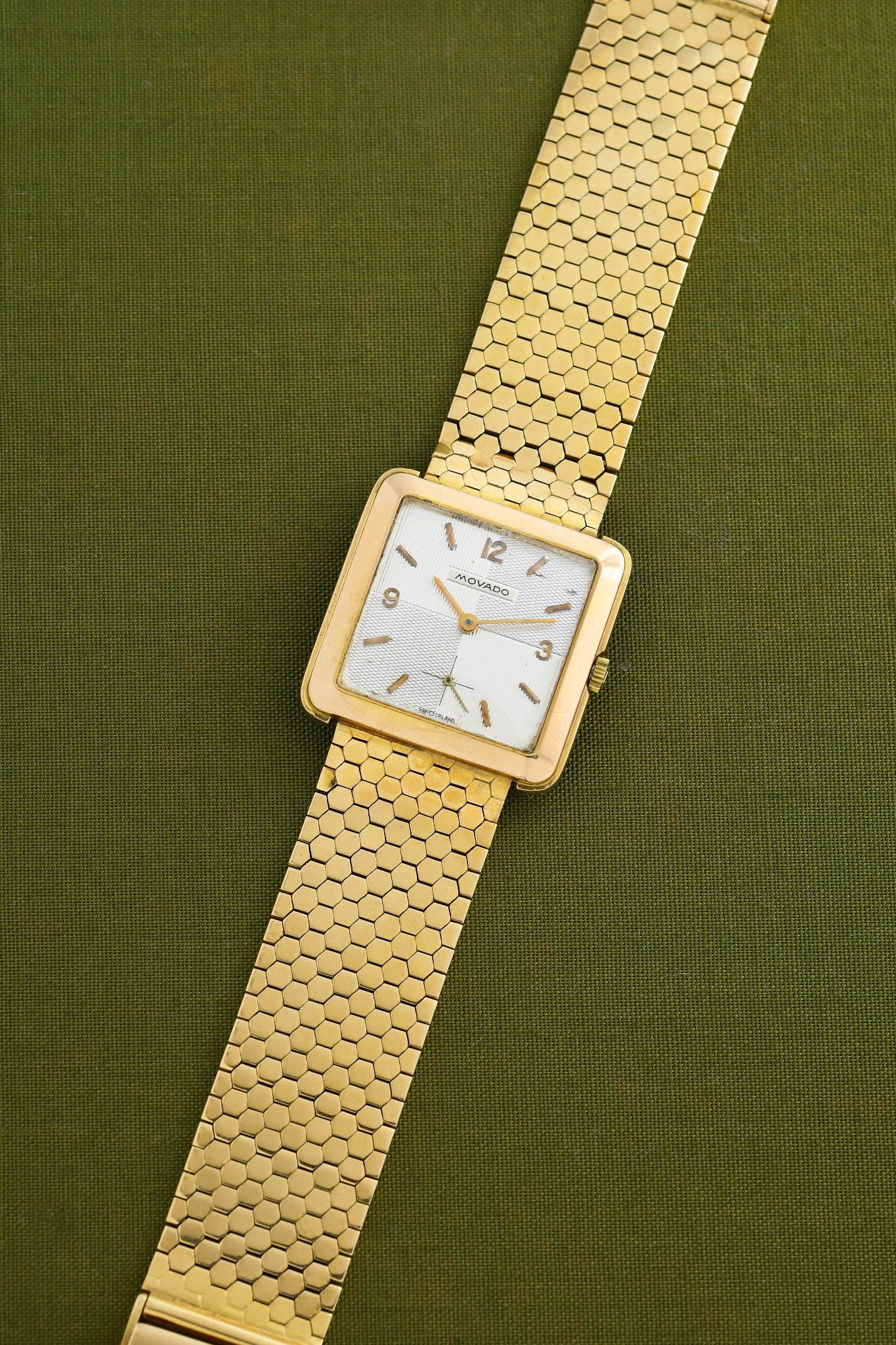 photo de Montre en or carré -21/10/2026